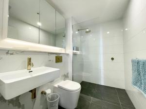 Koupelna v ubytování Spacious cozy2BR close to OlympicPark free carpark