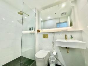Koupelna v ubytování Spacious cozy2BR close to OlympicPark free carpark