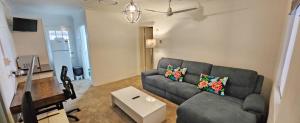 ein Wohnzimmer mit einem Sofa und einem Tisch in der Unterkunft Ben Chifley Motor Inn in Bathurst