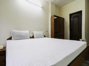 a bedroom with a large white bed in a room at OYO 48765 Hotel Amandeep in Ludhiana