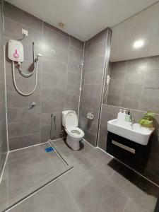 W łazience znajduje się prysznic, toaleta i umywalka. w obiekcie Maya empire studio w mieście Kampong Bukit Lanjan