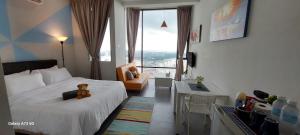 une chambre avec un lit avec un ours en peluche dessus dans l'établissement Maya empire studio, à Kampong Bukit Lanjan