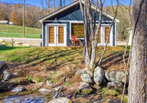 Vườn quanh Ivy's Cottage, Pickleball Court, Creek, WIFI, Mountain Views, Starting at 79"