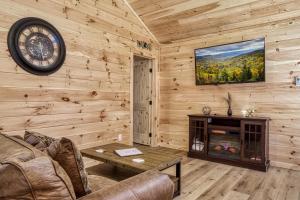 TV/trung tâm giải trí tại Ivy's Cottage, Pickleball Court, Creek, WIFI, Mountain Views, Starting at 79"