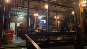 a group of people in a room with a bar at บ้านสวนวิวทุ่ง in Ban Mae Sap Nua