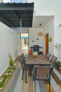 蓬塔卡納的住宿－SWEET DREAM VILLA，一间带木桌和椅子的用餐室