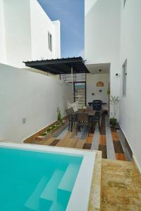 una casa con piscina junto a una mesa en SWEET DREAM VILLA, en Punta Cana
