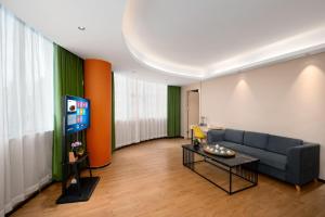 Televisyen dan/atau pusat hiburan di Shanshui Trends Hotel - Shatian Metro Station Longguang City