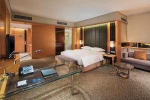 TV a/nebo společenská místnost v ubytování Hilton Nanjing Riverside