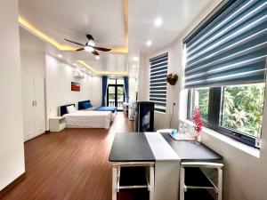 ein Wohnzimmer mit einem Bett und einem Deckenventilator in der Unterkunft Daisy homestay & apartment in Haiphong