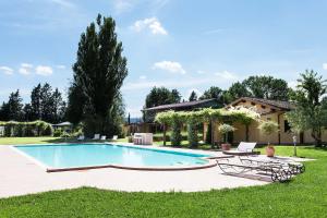 a swimming pool in the yard of a house at Resort e Spa San Crispino in Assisi