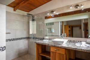 Bathroom sa Alta Vista Villas Vacation Rentals