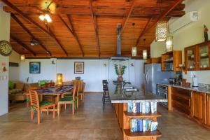 Ein Restaurant oder anderes Speiselokal in der Unterkunft Alta Vista Villas Vacation Rentals 