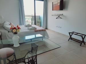 a living room with a glass table with flowers on it at Rouse in San Miguel de Tucumán