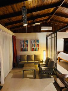 salon z kanapą i łóżkiem w obiekcie Alta Vista Villas Vacation Rentals w mieście Manuel Antonio