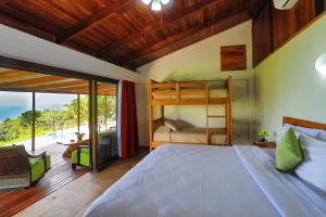 マヌエル・アントニオにあるAlta Vista Villas Vacation Rentalsのベッドルーム(二段ベッド1組、バルコニー付)