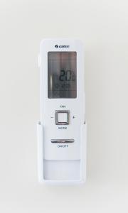 een elektronische thermometer op een witte achtergrond bij Hopwood Bed & Breakfast in Taihape