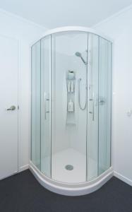 cabina de ducha de cristal con cabezal de ducha en una habitación en Hopwood Bed & Breakfast, en Taihape