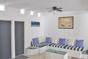 sala de estar con sofá y ventilador de techo en CASA CHACHALACAS, en Chachalacas