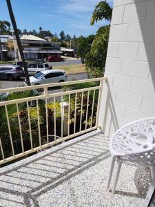 einen weißen Stuhl auf dem Balkon in der Unterkunft Deluxe Studio - Unit 12 in Emu Park