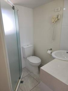 ein weißes Bad mit einem WC und einem Waschbecken in der Unterkunft Deluxe Studio - Unit 12 in Emu Park