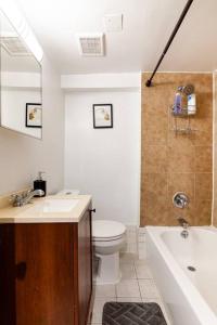 La salle de bains est pourvue d'un lavabo, de toilettes et d'une baignoire. dans l'établissement Little Persian Palace with Parking, à Washington