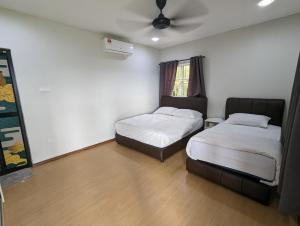 Ένα ή περισσότερα κρεβάτια σε δωμάτιο στο Villa with Titiwangsa Hill View