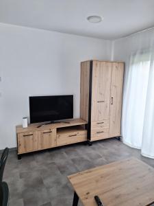 Televízia a/alebo spoločenská miestnosť v ubytovaní MB APARTMÁNY LIPNO