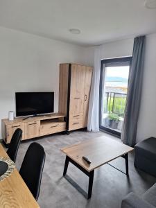 Televízia a/alebo spoločenská miestnosť v ubytovaní MB APARTMÁNY LIPNO