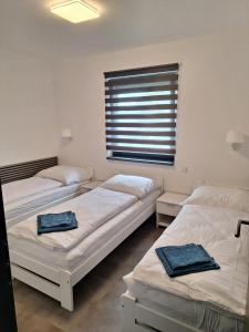 Posteľ alebo postele v izbe v ubytovaní MB APARTMÁNY LIPNO