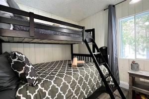 Poschodová posteľ alebo postele v izbe v ubytovaní Le1601 - Le Petit Renard - Chalet spa et plage