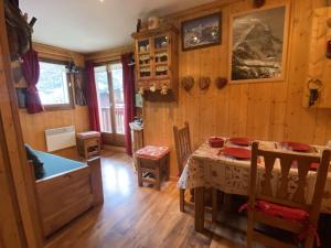 a kitchen and dining room with a table and chairs at Appartement Praz-sur-Arly, 2 pièces, 4 personnes - FR-1-603-83 in Praz-sur-Arly