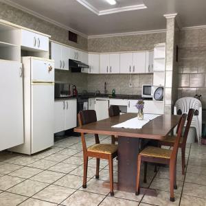 Kuchyň nebo kuchyňský kout v ubytování Grande Apartamento Quadra Mar