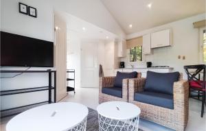 een woonkamer met 2 banken en een tv bij Beautiful Home In Vorden With Kitchen in Vorden