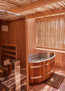 uma grande banheira num quarto com uma janela em Swell Hotel Byron Bay - Adults Only em Byron Bay