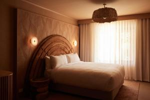 A bed or beds in a room at Swell Hotel Byron Bay - Adults Only
