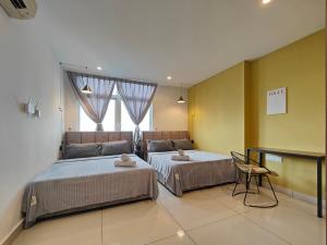 een slaapkamer met 2 bedden en een raam bij D'Esplanande Residence Homestay by WELCOME HOME in Johor Bahru