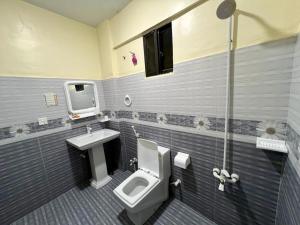 Ένα μπάνιο στο Hotel Rooms DHA +37 φωτογραφίες