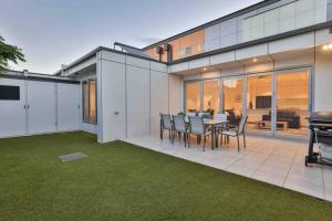 a house with a patio with a table and chairs at Inner City Stay Mildura in Mildura