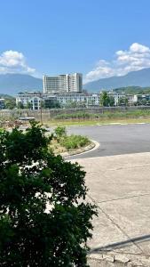 an empty parking lot with buildings in the background at Thanh Ha Hotel in Chơ Mơi