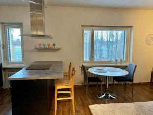 - une cuisine avec une table et des chaises dans la chambre dans l'établissement Apartment Malmö, à Vaasa