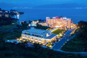 una vista aérea de un hotel por la noche en Marianna Resort & Convention Tuktuk Samosir, en Ronggurnihuta