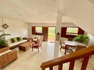 a living room with a couch and a table at Casa Nonna in Barichara