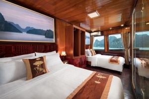 um quarto com duas camas num barco em Cozy Bay Classic Cruise em Ha Long