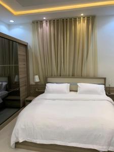 Кровать или кровати в номере غرفة الأحلام