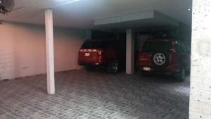 2 auto sono parcheggiate in un garage di HOSPEDAJE AREQUIPA ANDINO ad Arequipa