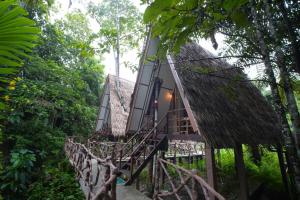 une cabane dans les arbres dans la jungle dans l'établissement Khao Sok Paradise Resort, à Khao Sok