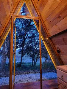 uma vista interior de uma casa de madeira com uma janela em Campestre Camp em Chignahuapan