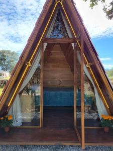 een klein tuinhuisje met een driehoekig dak bij Campestre Camp in Chignahuapan