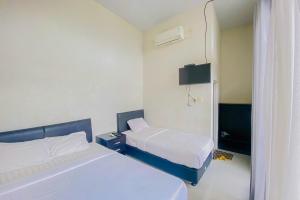 Postel nebo postele na pokoji v ubytování RedDoorz Syariah near Universitas Muhammadiyah Jember